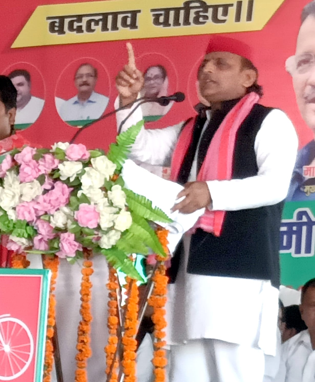 नजीबाबाद में जनसभा में भीड़ का अभिवादन करते सपा के राष्ट्रीय अध्यक्ष अखिलेश यादव और आम आदमी प नजीबाबाद में जनसभा में भीड़ का अभिवादन करते सपा के राष्ट्रीय अध्यक्ष अखिलेश यादव और आम आदमी प