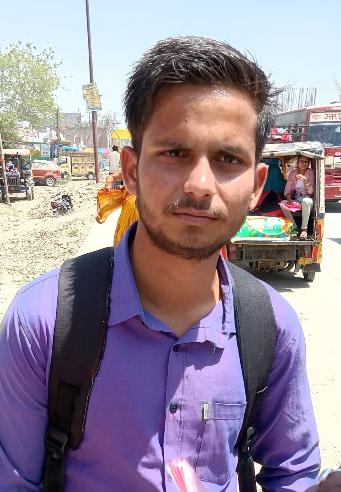 शहर के असम चौराहे के पास पूरनपुर मार्ग पर वाहन के इंतजार में खड़े लोग । संवाद