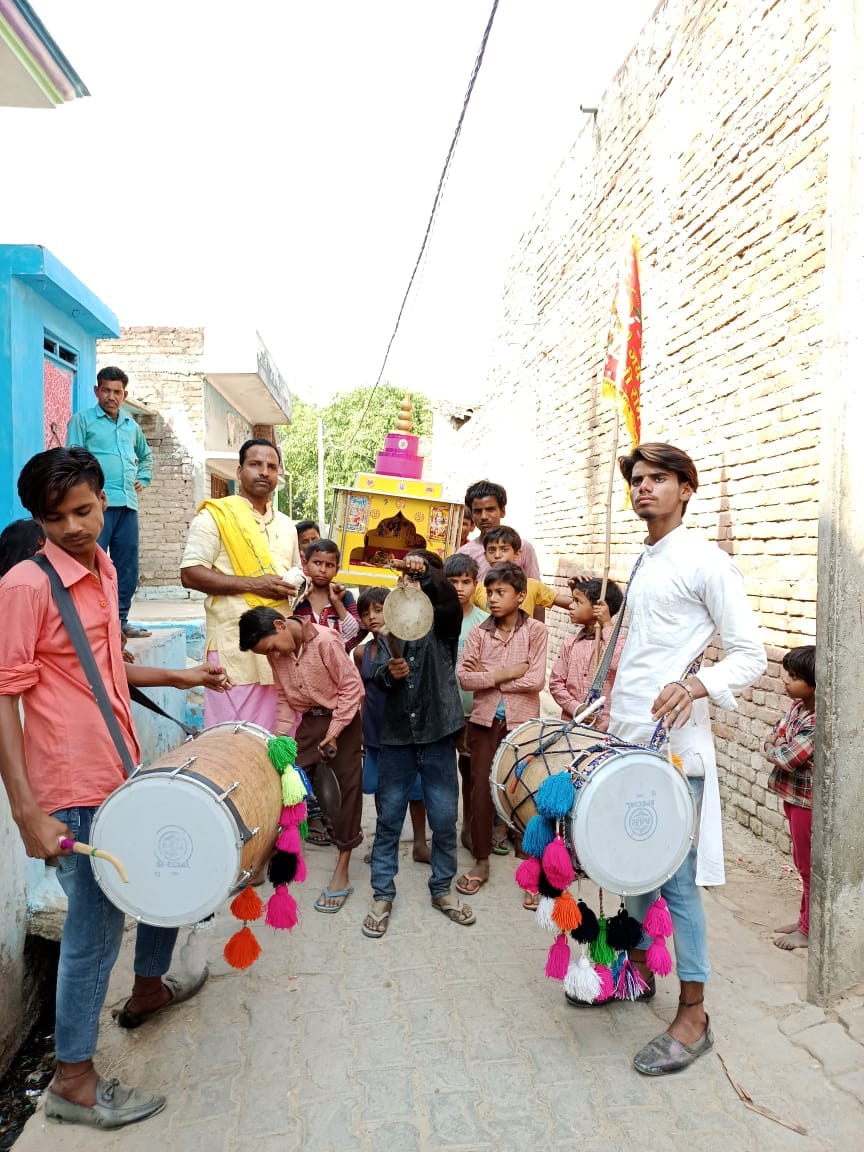 शहर के यशवंतरी देवी मंदिर पर दर्शनों को लगी श्रद्धालुओं की लाइन । संवाद