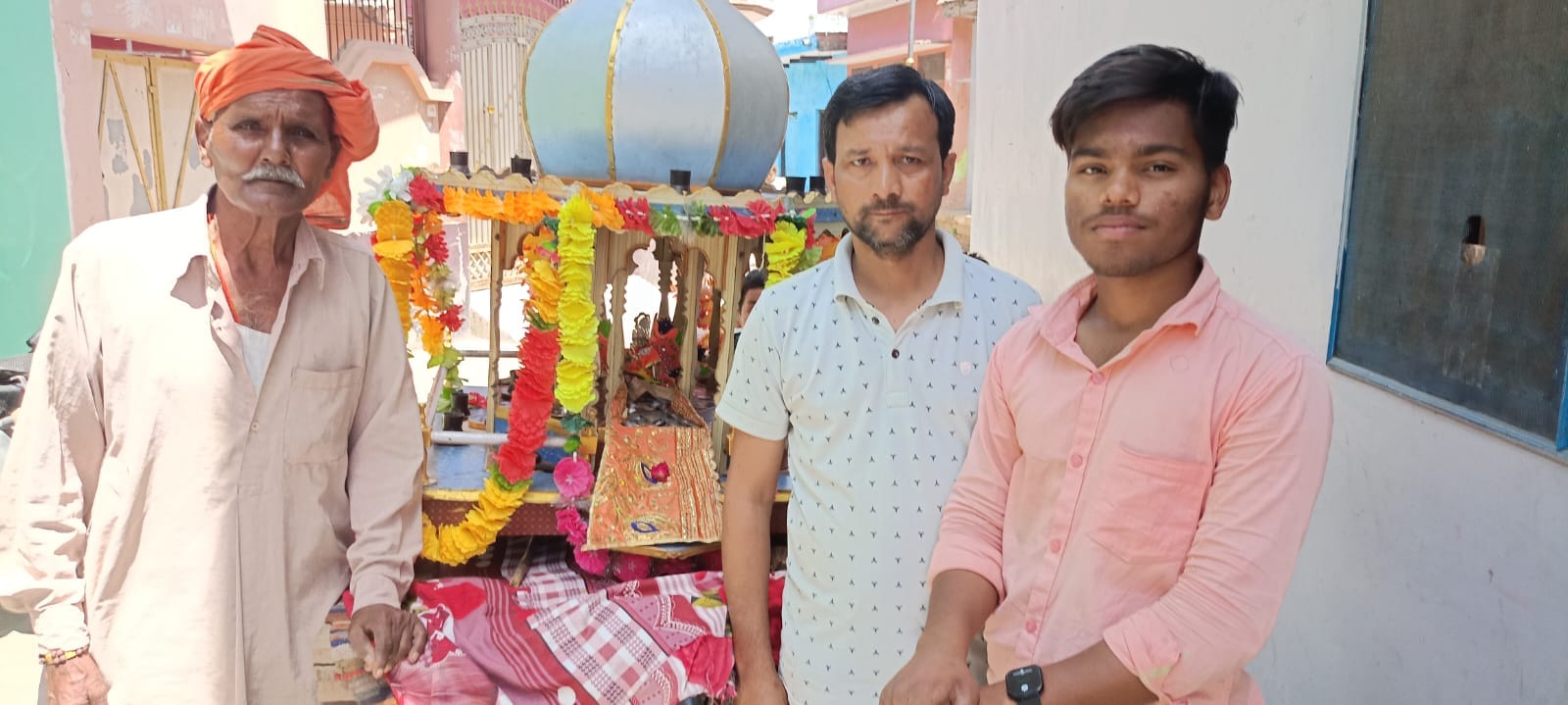 शहर के यशवंतरी देवी मंदिर पर दर्शनों को लगी श्रद्धालुओं की लाइन । संवाद