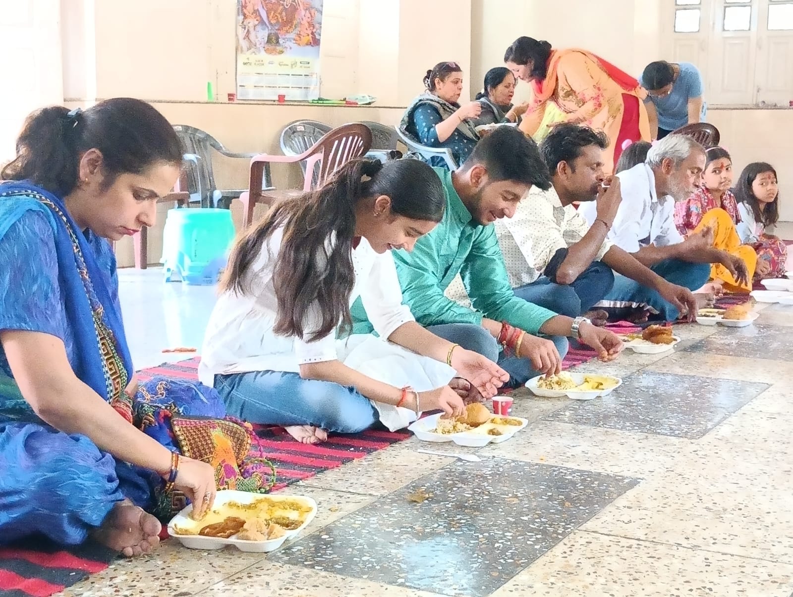 शहर के यशवंतरी देवी मंदिर पर दर्शनों को लगी श्रद्धालुओं की लाइन । संवाद