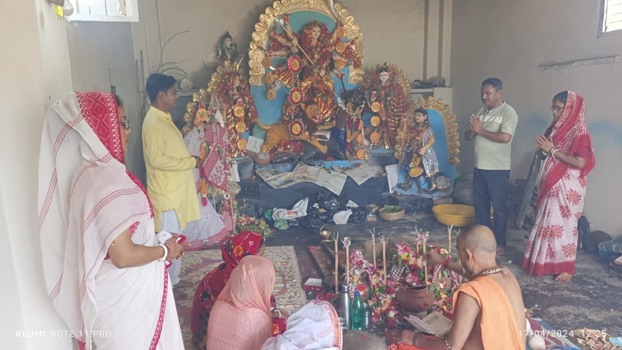 शहर के यशवंतरी देवी मंदिर पर दर्शनों को लगी श्रद्धालुओं की लाइन । संवाद