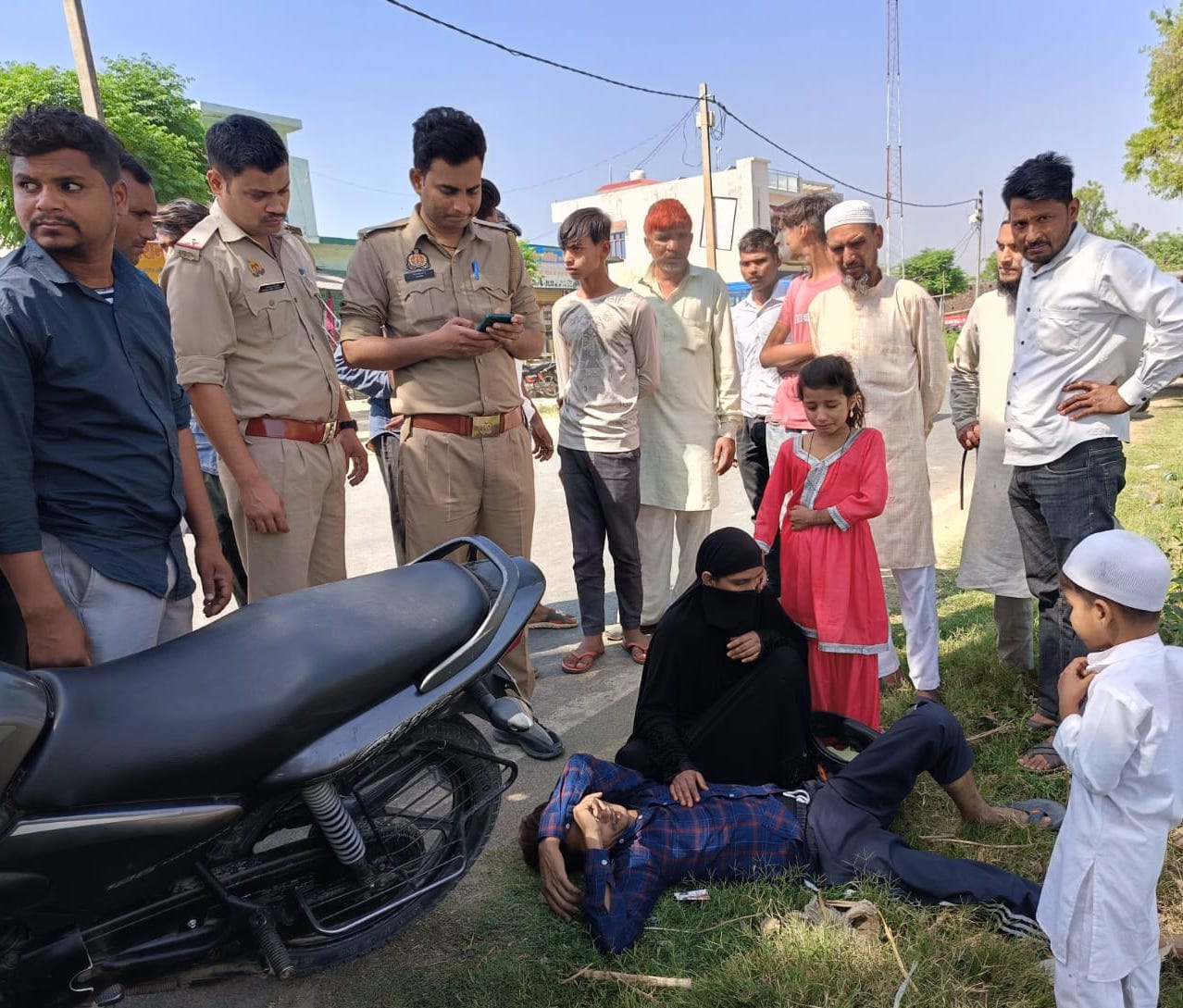 धामपुर में स्योहरा मार्ग पर सड़क हादसे के बाद आग लगने से जली कार। नागरिक धामपुर में स्योहरा मार्ग पर सड़क हादसे के बाद आग लगने से जली कार। नागरिक