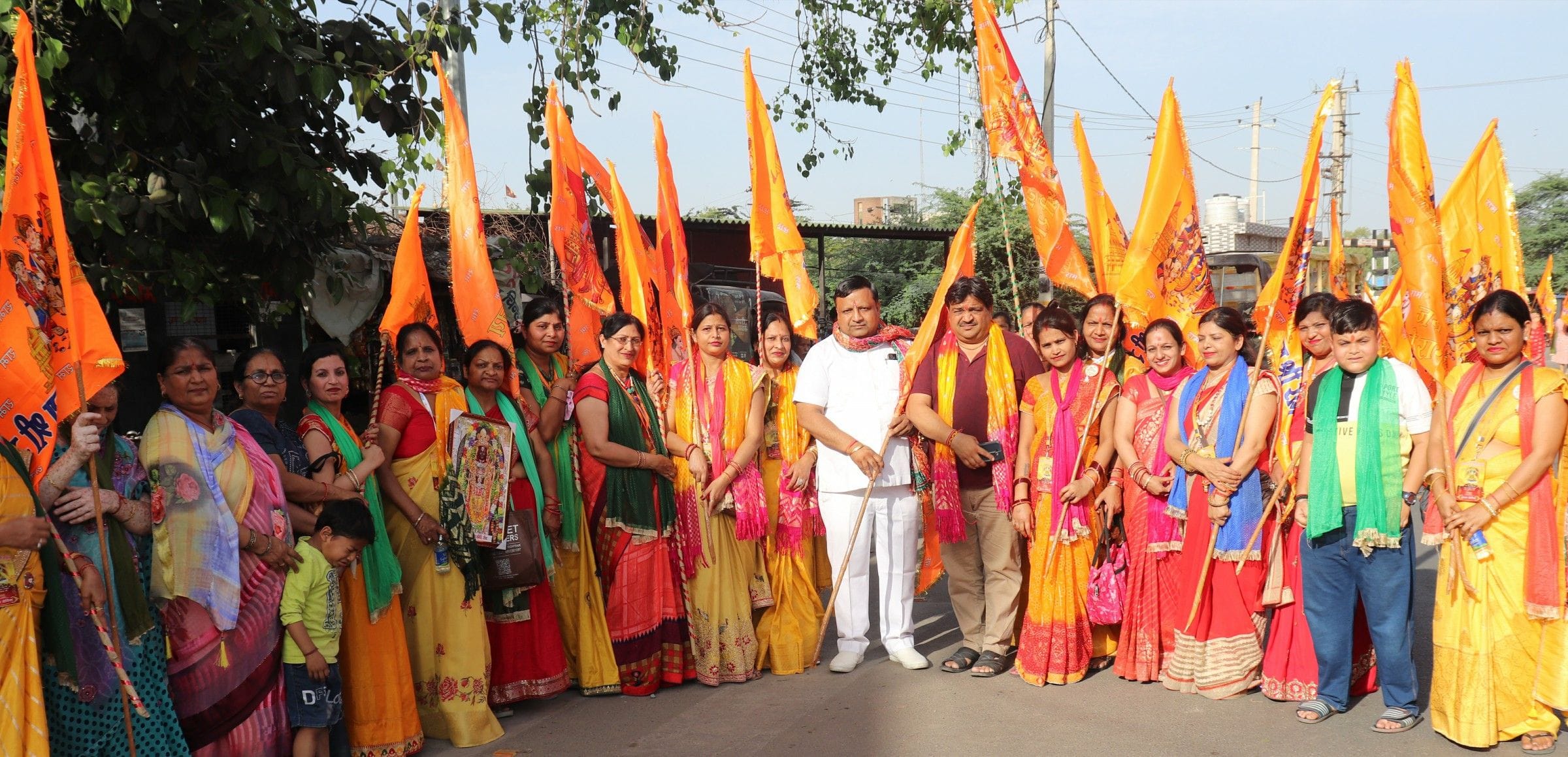ध्वजा यात्रा में शामिल मुख्यातिथि व महिला श्रद्धालु। ध्वजा यात्रा में शामिल मुख्यातिथि व महिला श्रद्धालु।
