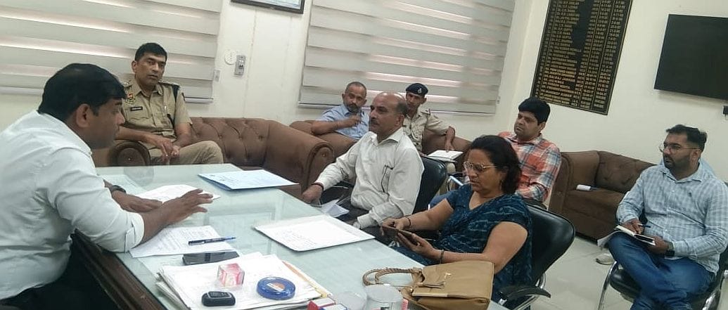 18जेएनडी03: अधिकारियों की बैठक लेते हुए एसडीएम मनीष फोगाट। संवाद 18जेएनडी03: अधिकारियों की बैठक लेते हुए एसडीएम मनीष फोगाट। संवाद