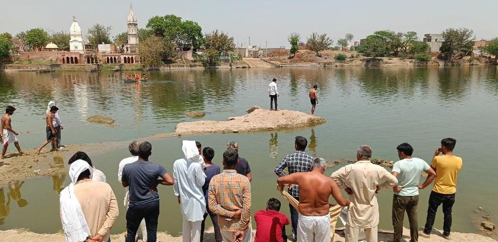 18जेएनडी06: मालवी गांव में तालाब में जांच करते हुए रेस्कयू टीम।  संवाद