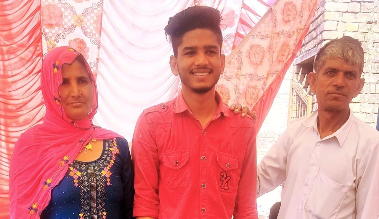 18जेएनडी07: चांदपुर गांव निवासी सुमित अपने माता-पिता के साथ। संवाद