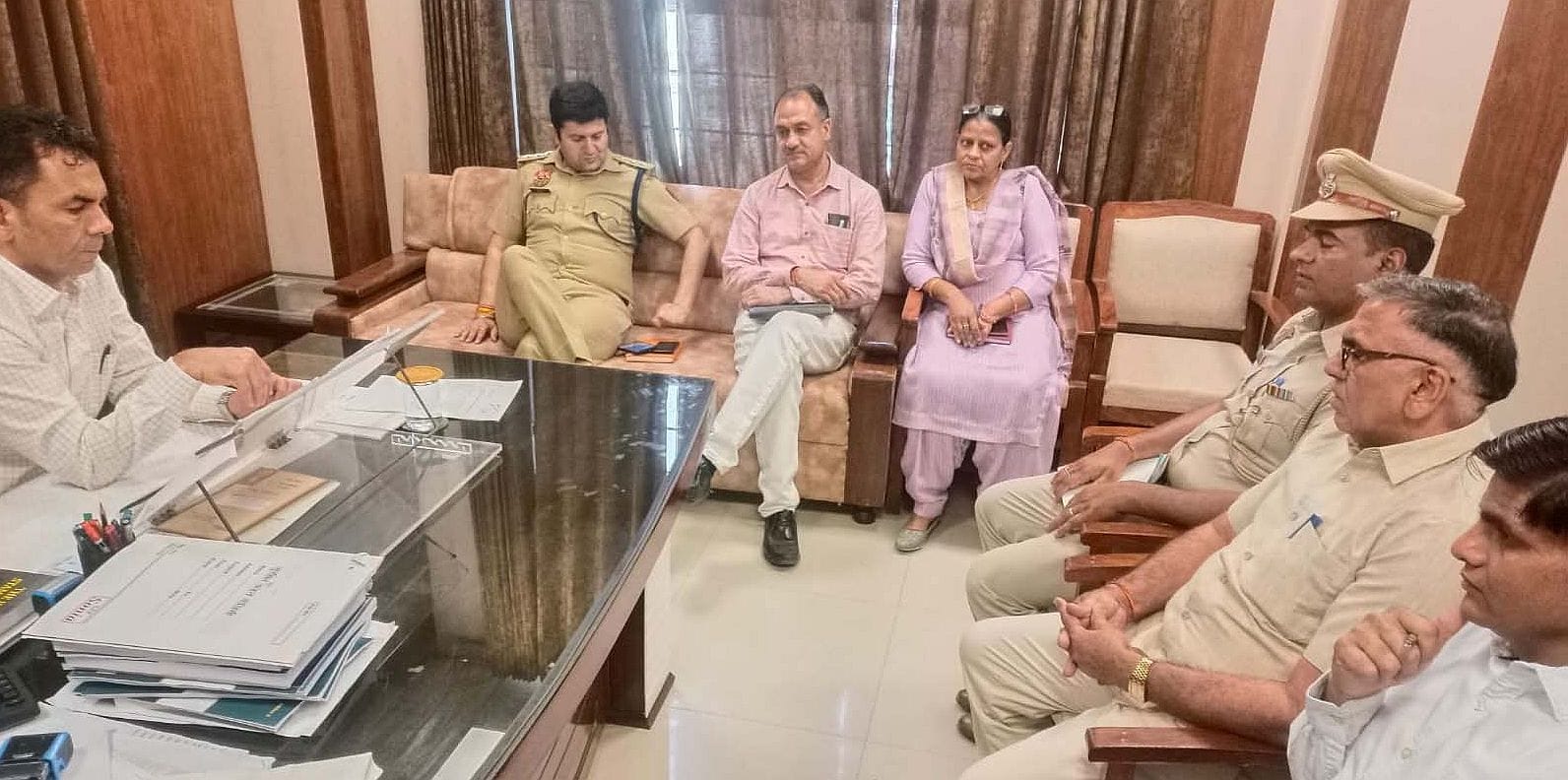 18जेएनडी10: उपमंडल कार्यालय में अधिकारियों की मीटिंग लेते हुए एसडीएम गुलजार मलिक। संवाद 18जेएनडी10: उपमंडल कार्यालय में अधिकारियों की मीटिंग लेते हुए एसडीएम गुलजार मलिक। संवाद