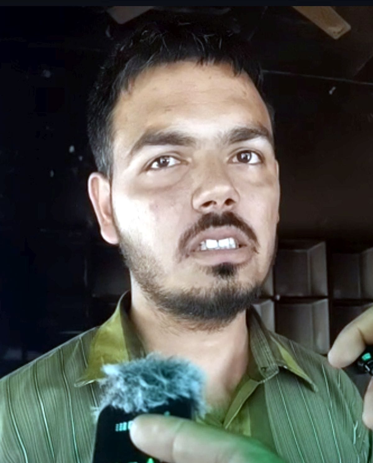 18जेएनडी17: दुकान के बाहर पड़ा जला हुआ सामान। संवाद 18जेएनडी17: दुकान के बाहर पड़ा जला हुआ सामान। संवाद