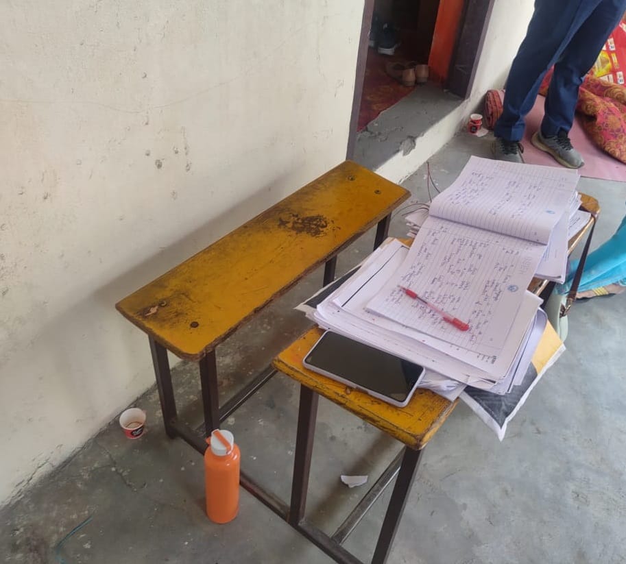 18jjrp19 झज्जर में स्थित सनराइज स्कूल में दरी पर बैठ कर 12़ वी के पेपर चेंक करते हुए शिक्षक 18jjrp19 झज्जर में स्थित सनराइज स्कूल में दरी पर बैठ कर 12़ वी के पेपर चेंक करते हुए शिक्षक