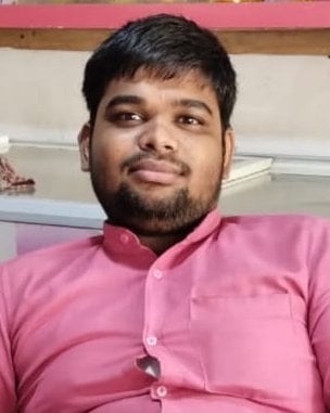 अमेठी के दुर्गागंज चौराहे पर सड़क हादसे में मृतकों के घर अंतू में बिलखते परिजन। संवाद