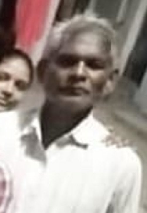 अमेठी के दुर्गागंज चौराहे पर सड़क हादसे में मृतकों के घर अंतू में बिलखते परिजन। संवाद
