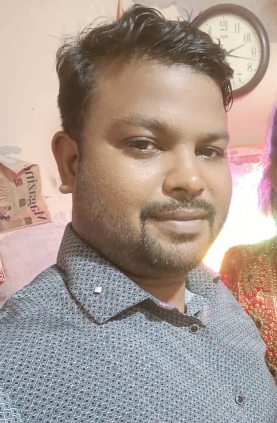 अमेठी के दुर्गागंज चौराहे पर सड़क हादसे में मृतकों के घर अंतू में बिलखते परिजन। संवाद