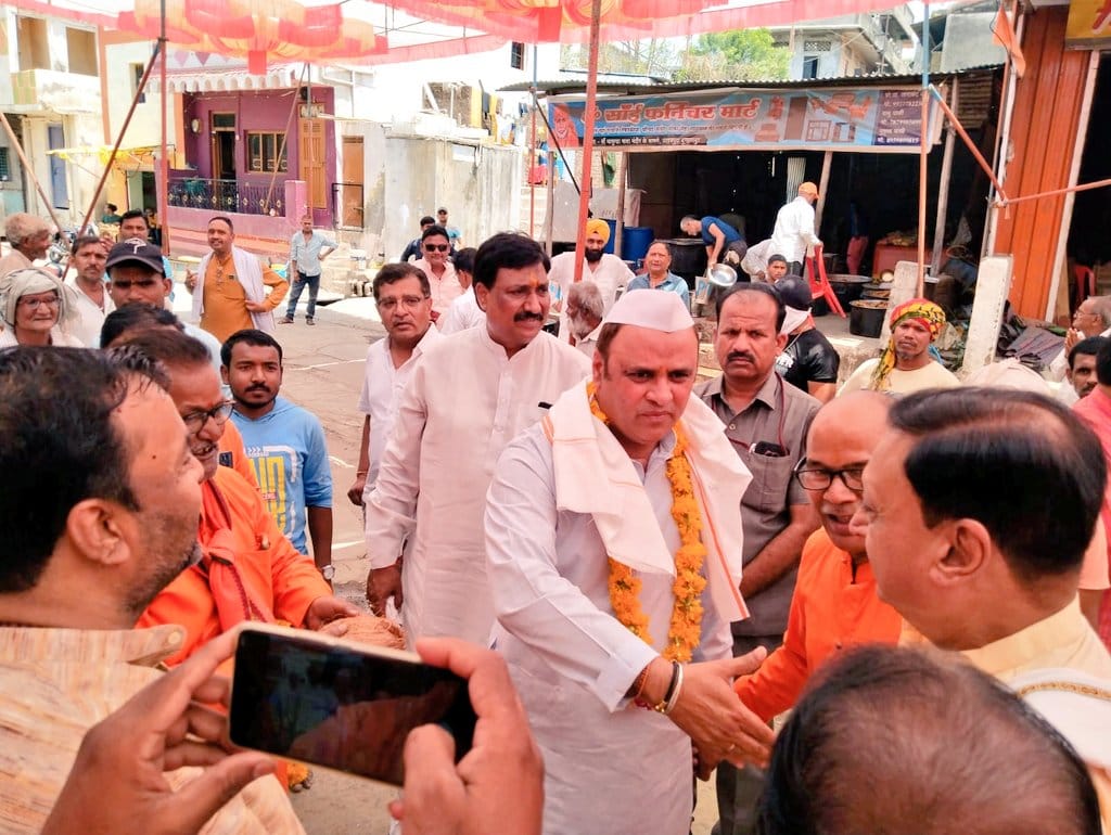बुराहनपुर में पार्टी के प्रचार के दौरान मंदिर में पूजा करते अरुण यादव