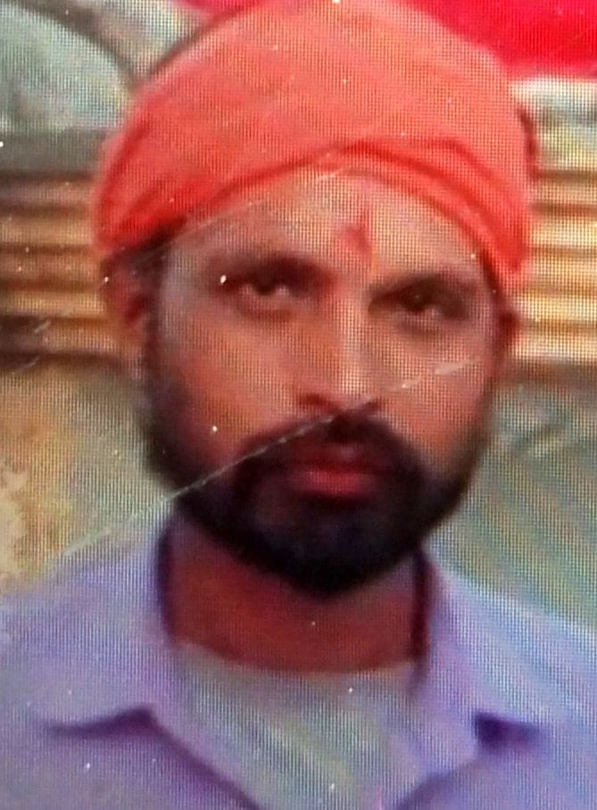 गंगाधर के परिजनों से जानकारी लेते सीओ सदर अमित चौरसिया व एसडीएम सदर ज्ञानेंद्र नाथ। स्रोत: जागर गंगाधर के परिजनों से जानकारी लेते सीओ सदर अमित चौरसिया व एसडीएम सदर ज्ञानेंद्र नाथ। स्रोत: जागर