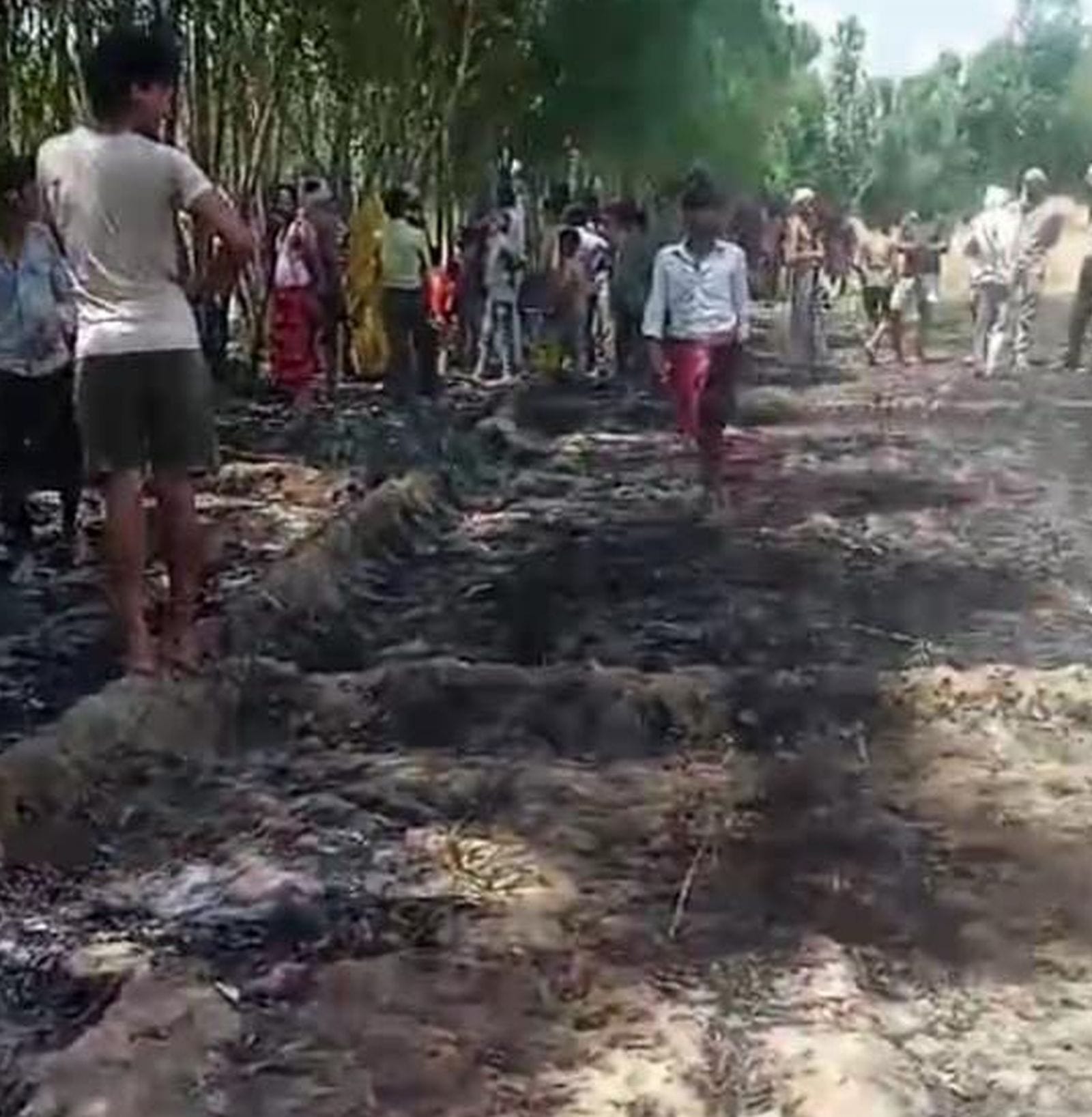 कछला के गांव रफाई नगला में आग के बाद दिखाता पीड़ित। संवाद कछला के गांव रफाई नगला में आग के बाद दिखाता पीड़ित। संवाद