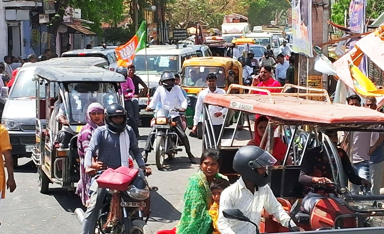 कलक्ट्रेट तिराहे पर लगे जाम में फंसी एंबुलेंस। संवाद कलक्ट्रेट तिराहे पर लगे जाम में फंसी एंबुलेंस। संवाद