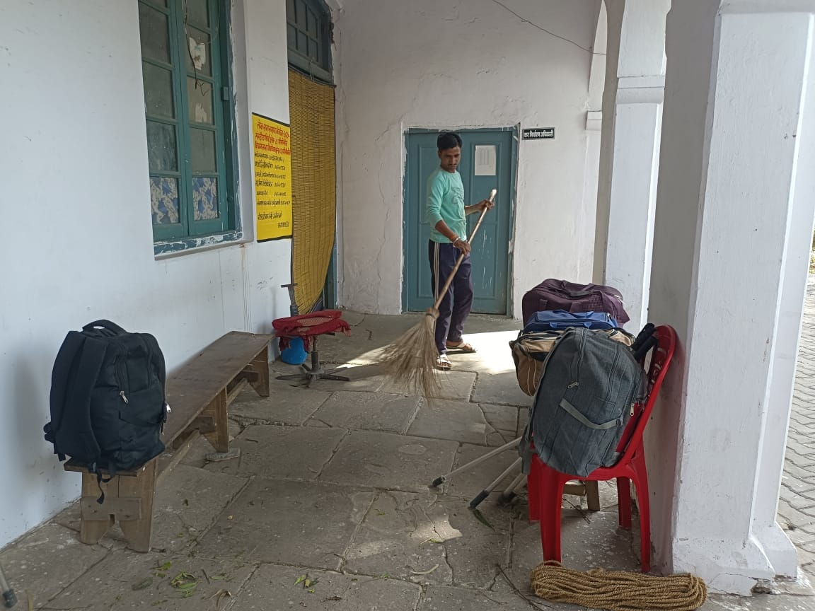 पूरनपुर विधानसभा क्षेत्र के शेरपुर कला मतदान केंद्र पर मोबाइल की टार्च जलाकर काम करते कार्मिक पूरनपुर विधानसभा क्षेत्र के शेरपुर कला मतदान केंद्र पर मोबाइल की टार्च जलाकर काम करते कार्मिक