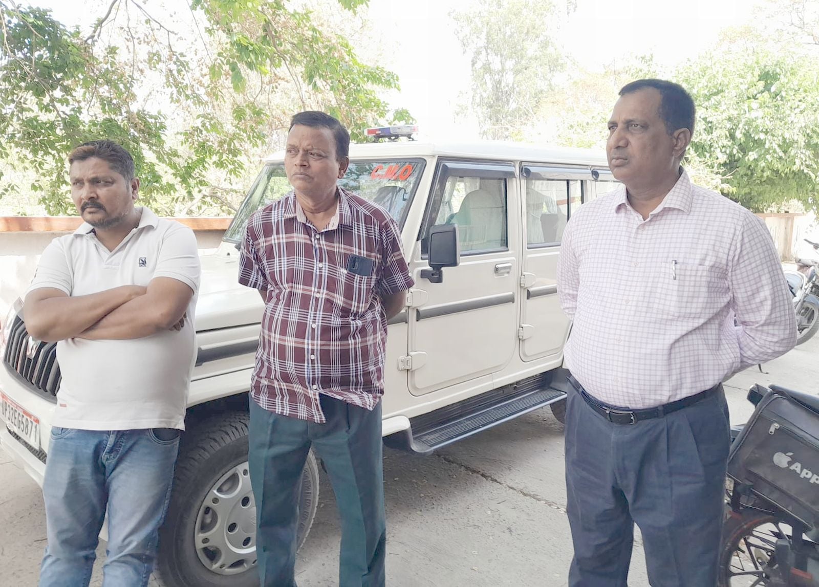 पोस्टमार्टम हाउस के कमरे में रखा ठेले का सामान। संवाद