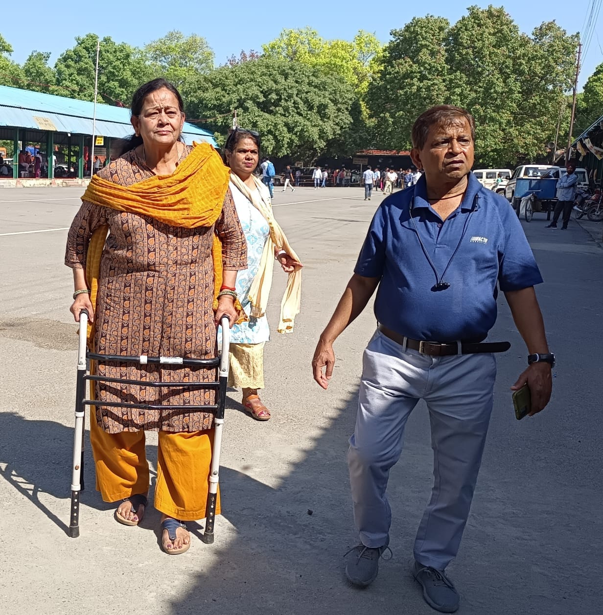 रामदास को कंधे पर लादकर ड्यूटी कटवाने  के लिए भटकता उनका पुत्र    संवाद
