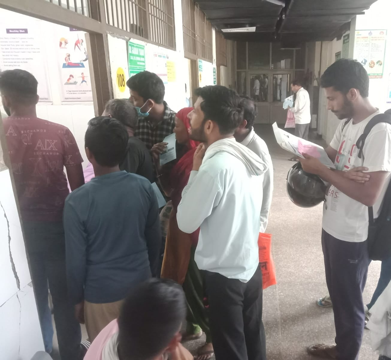 रेवाड़ी। ओपीडी के बाहर इलाज के लिए खड़े मरीज। संवाद