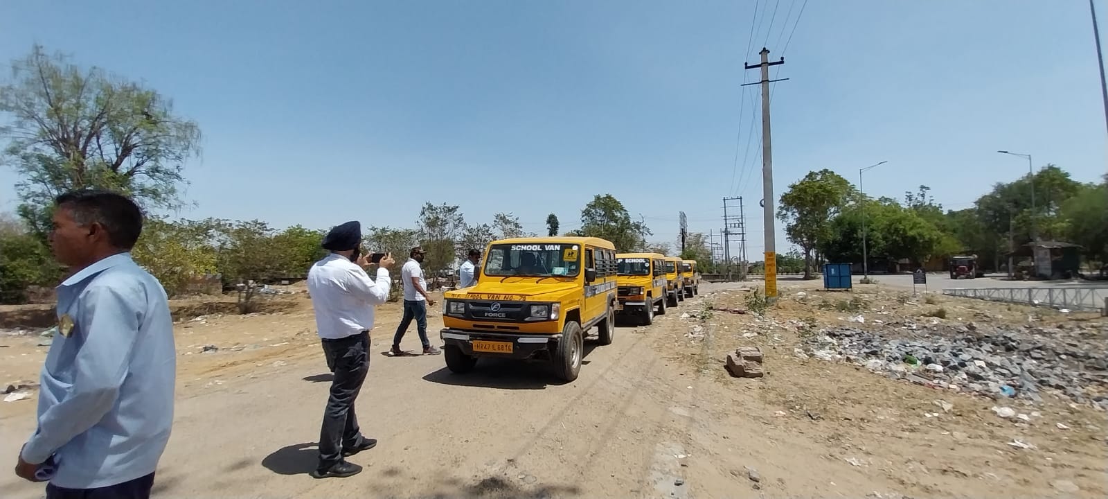 रेवाड़ी। स्कूल के वाहनों की जांच करते आरटीए विभाग के अधिकारी। संवाद रेवाड़ी। स्कूल के वाहनों की जांच करते आरटीए विभाग के अधिकारी। संवाद
