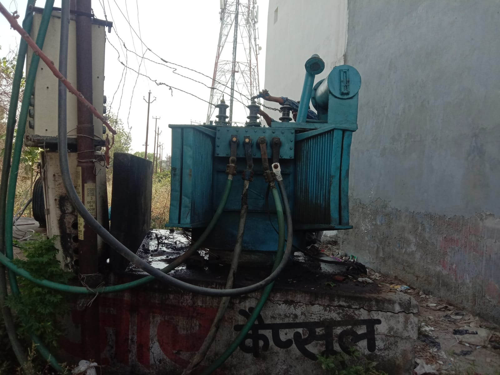 टूटा पड़ा बिजली पोल । स्रोत - बिजली विभाग टूटा पड़ा बिजली पोल । स्रोत - बिजली विभाग
