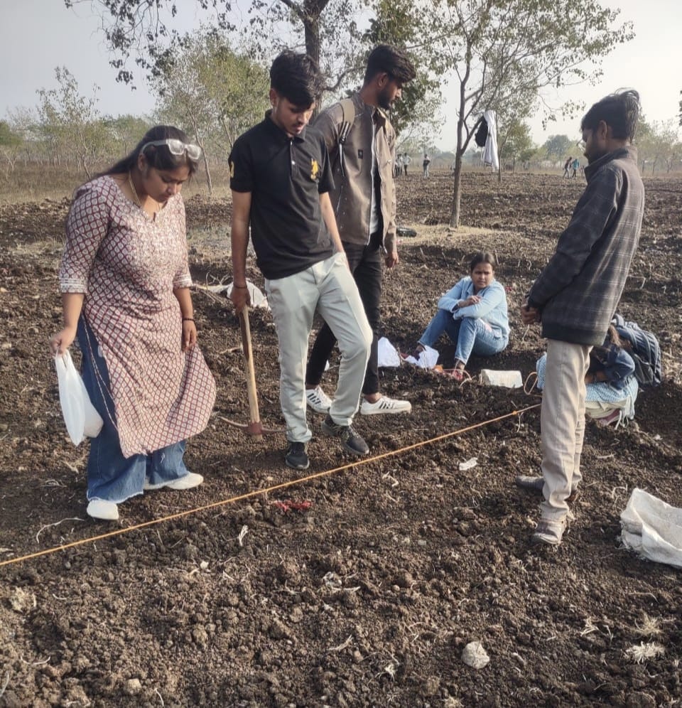 विक्रम विश्वविद्यालय के विद्यार्थी सीख रहे खेती करना