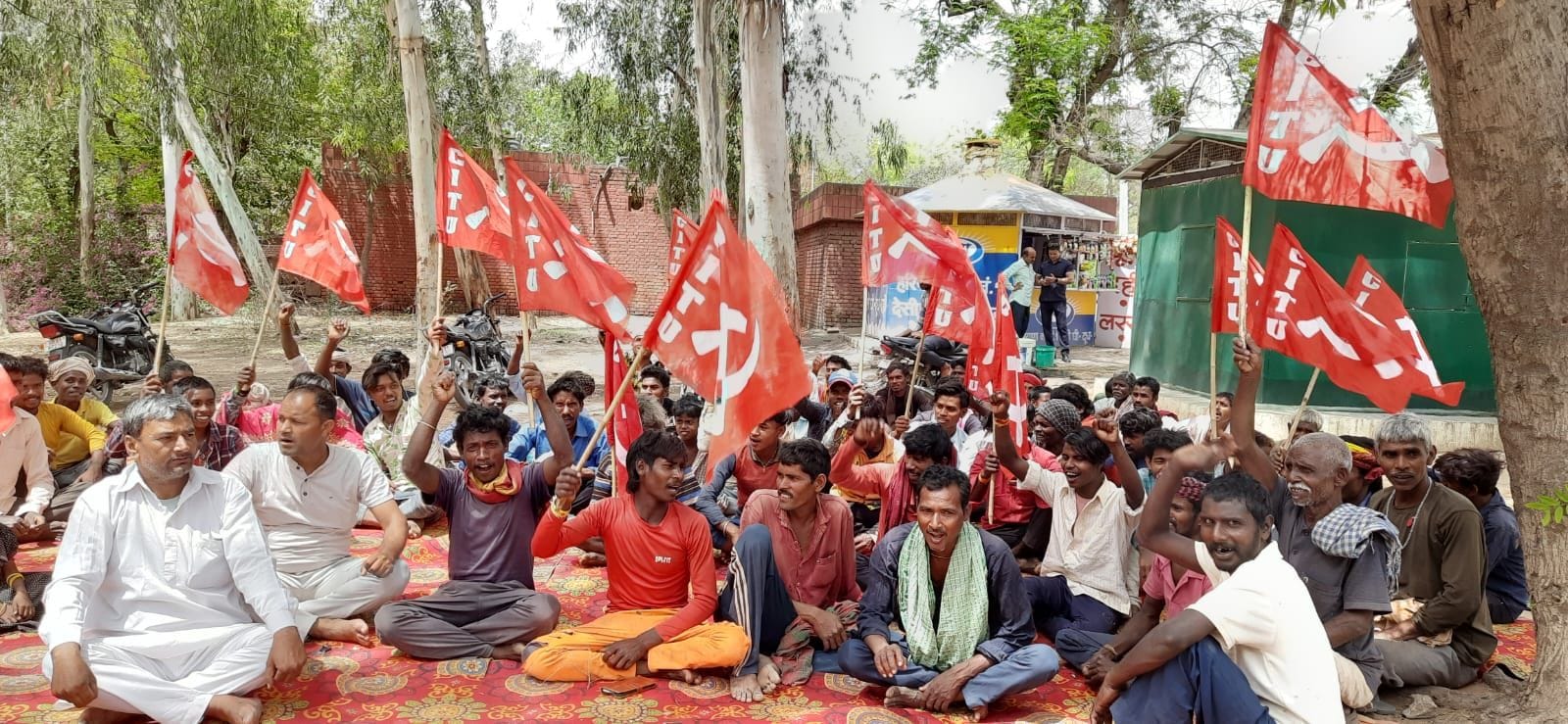 19जेएनडी11: लघु सचिवालय के बाहर धरना देकर नारेबाजी करते हुए भट्ठा मजदूर। संवाद