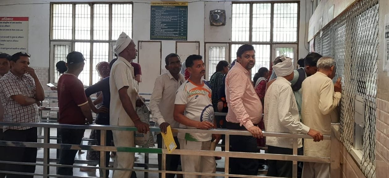 19जेएनडी15 : नागरिक अस्पताल में रजिस्ट्रेशन के लिए लगी मरीजों की लंबी लाइन। संवाद 19जेएनडी15 : नागरिक अस्पताल में रजिस्ट्रेशन के लिए लगी मरीजों की लंबी लाइन। संवाद