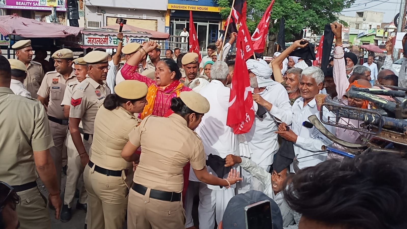 19जेएनडी21 : अशोक तंवर के काफिले को काले झंडे दिखाकर विरोध करते लोग। संवाद 19जेएनडी21 : अशोक तंवर के काफिले को काले झंडे दिखाकर विरोध करते लोग। संवाद