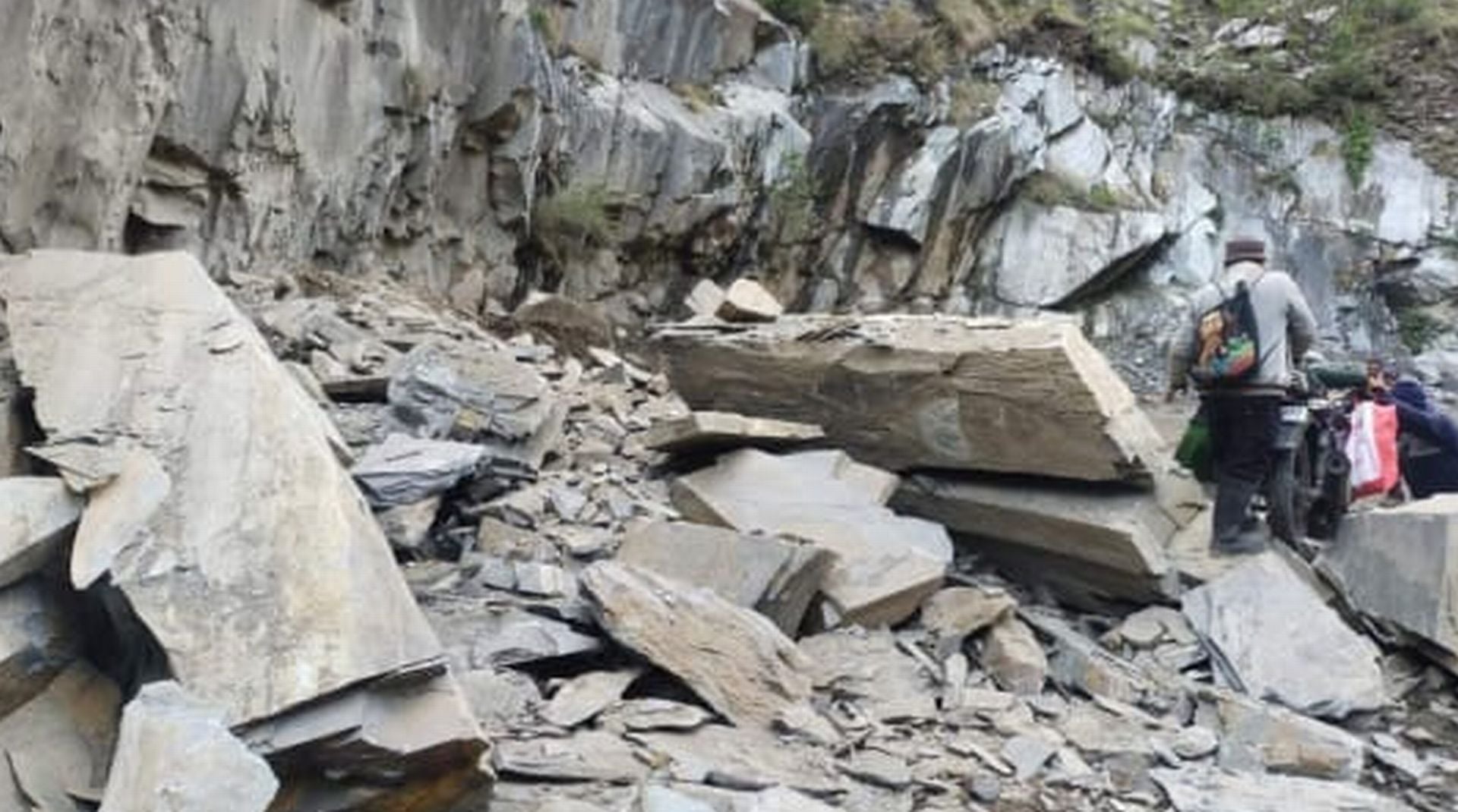 चंबा में खड़ामुख के पास भूस्खलन के चलते बंद पड़ा एनएच।संवाद चंबा में खड़ामुख के पास भूस्खलन के चलते बंद पड़ा एनएच।संवाद