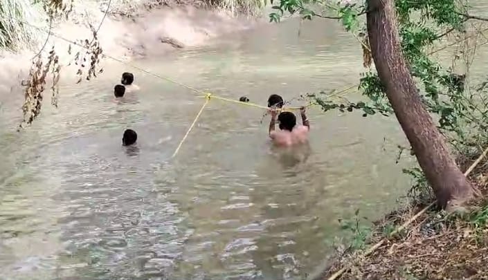फोटो संख्या: 68 नहर में बुजुर्ग की तलाश करते दमकल विभाग के कर्मचारी--स्रोत-- स्वयं फोटो संख्या: 68 नहर में बुजुर्ग की तलाश करते दमकल विभाग के कर्मचारी--स्रोत-- स्वयं