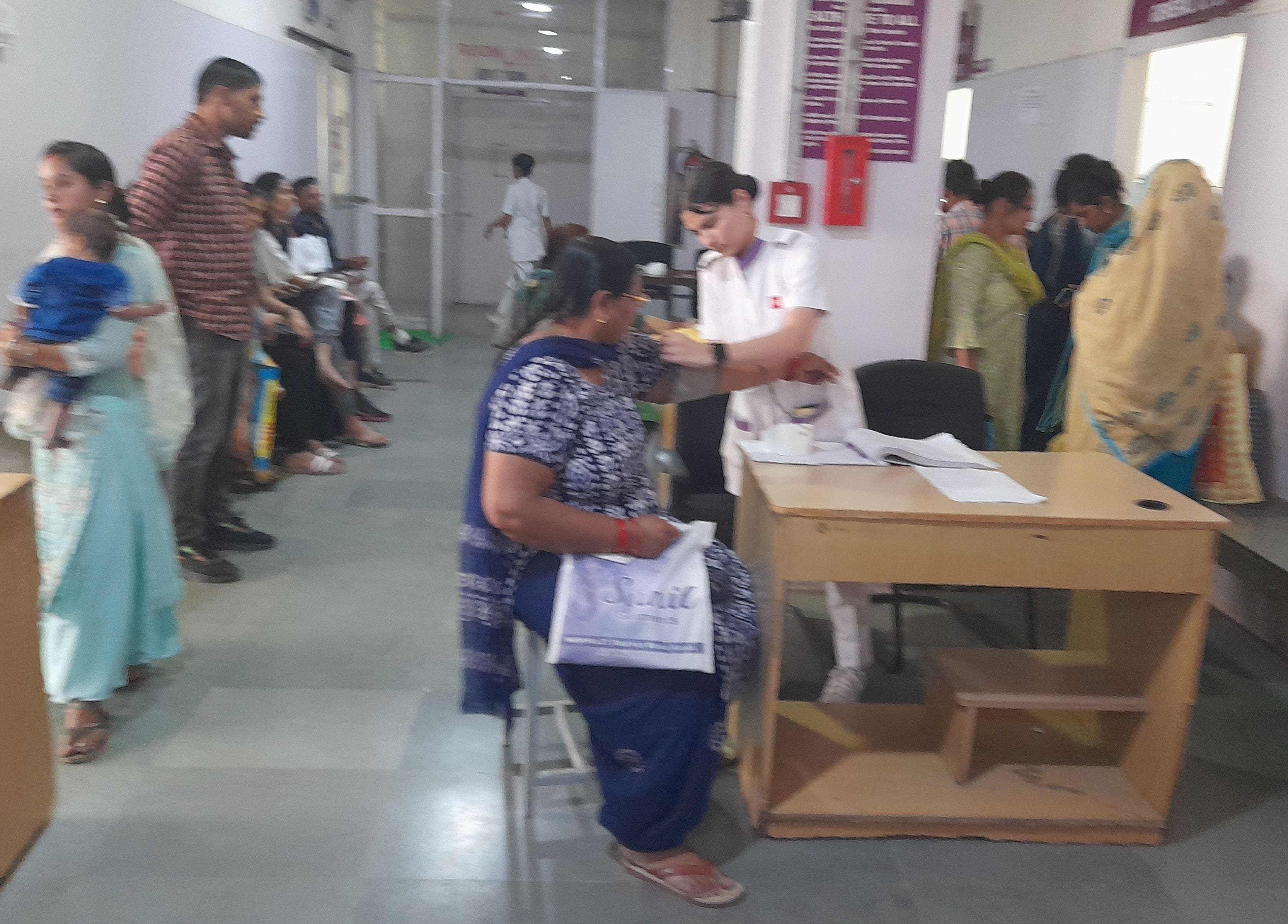ईएसआई अस्पताल परवाणू में लगी मरीजों की भीड़। संवाद ईएसआई अस्पताल परवाणू में लगी मरीजों की भीड़। संवाद