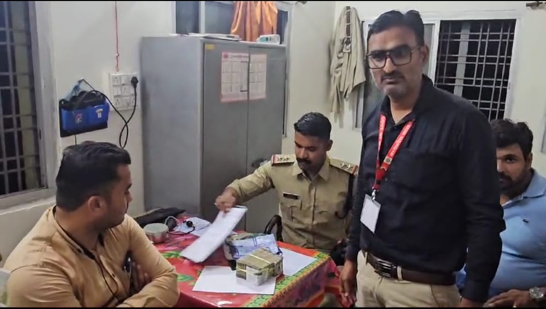कार की डिक्की से मिला नोटों का बंडल कार की डिक्की से मिला नोटों का बंडल