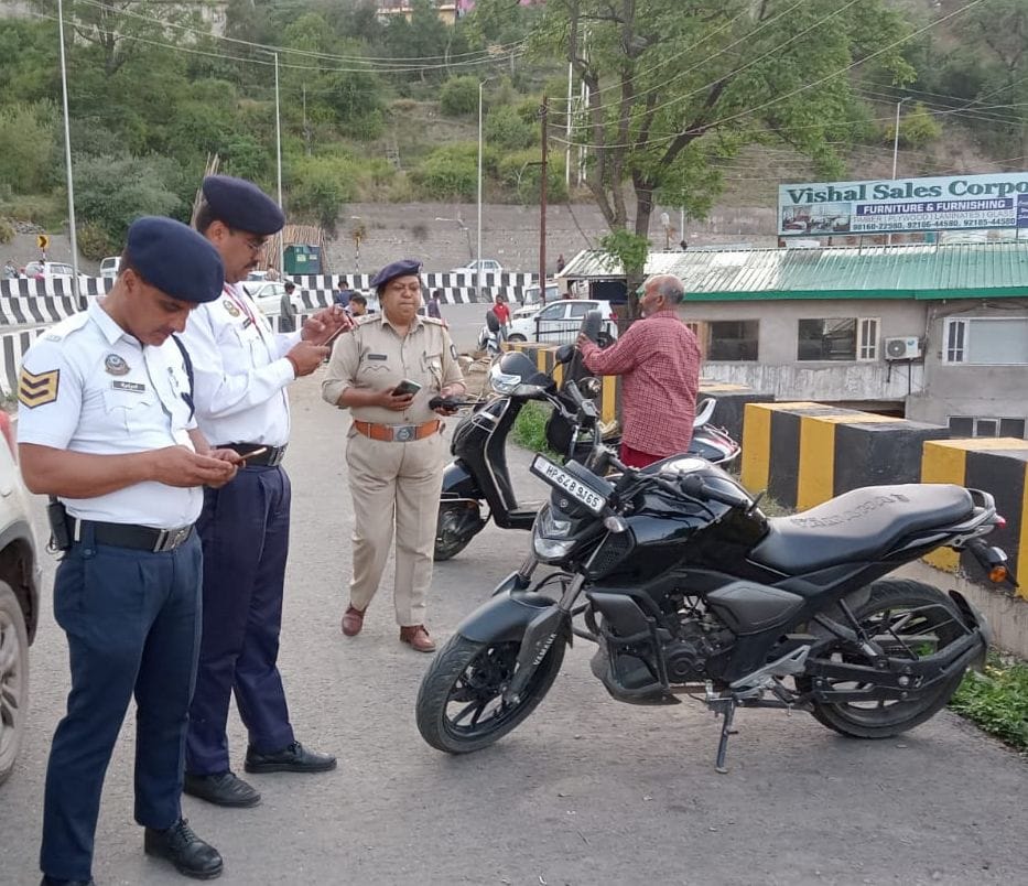 सपरून में हाईकोर्ट के आदेशों के बाद कार्रवाई करती हुई टीम। संवाद सपरून में हाईकोर्ट के आदेशों के बाद कार्रवाई करती हुई टीम। संवाद