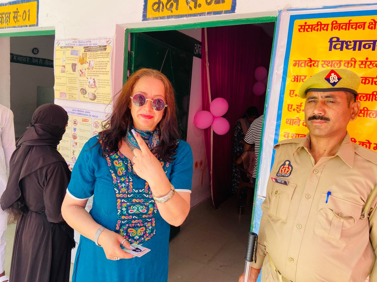 शहर के रामलुभाई साहनी राजकीय महिला महाविघालय मतदान केंद्र पर वोट डालने के बाद सेल्फी प्वाइट पर शहर के रामलुभाई साहनी राजकीय महिला महाविघालय मतदान केंद्र पर वोट डालने के बाद सेल्फी प्वाइट पर
