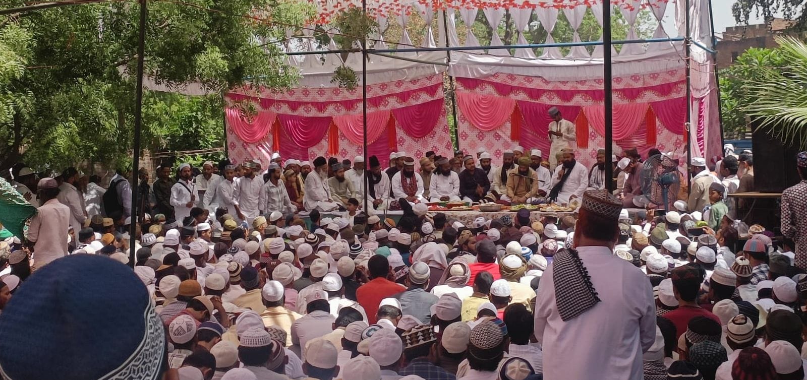 दरगाह पर गुलपोशी करते सपा प्रत्याशी आदित्य यादव व अन्य। संवाद दरगाह पर गुलपोशी करते सपा प्रत्याशी आदित्य यादव व अन्य। संवाद