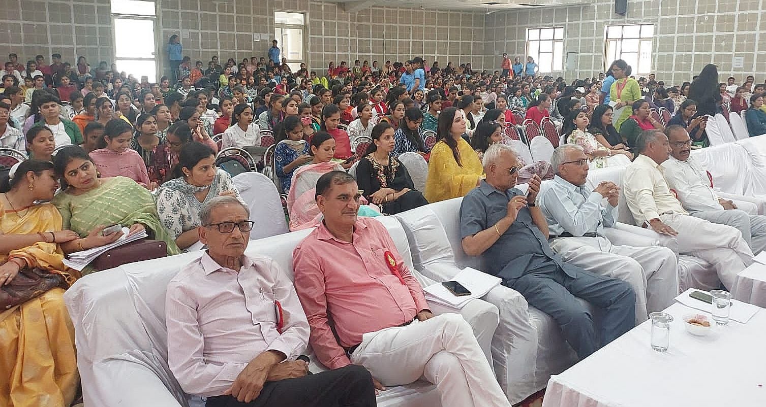 20जेएनडी06: वार्षिक पुरस्कार वितरण समारोह में मौजूद मुख्यातिथि व अन्य। स्रोत कॉलेज