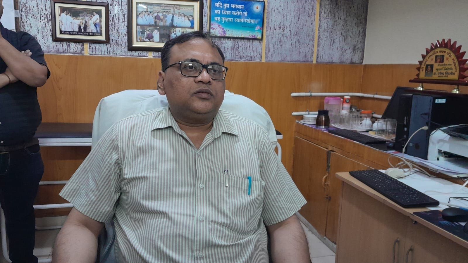 20जेएनडी19 : नरवाना के नागरिक अस्पताल में पहुंचे स्वास्थ्य विभाग के डायरेक्टर डॉ. मनीष बंसल। सं