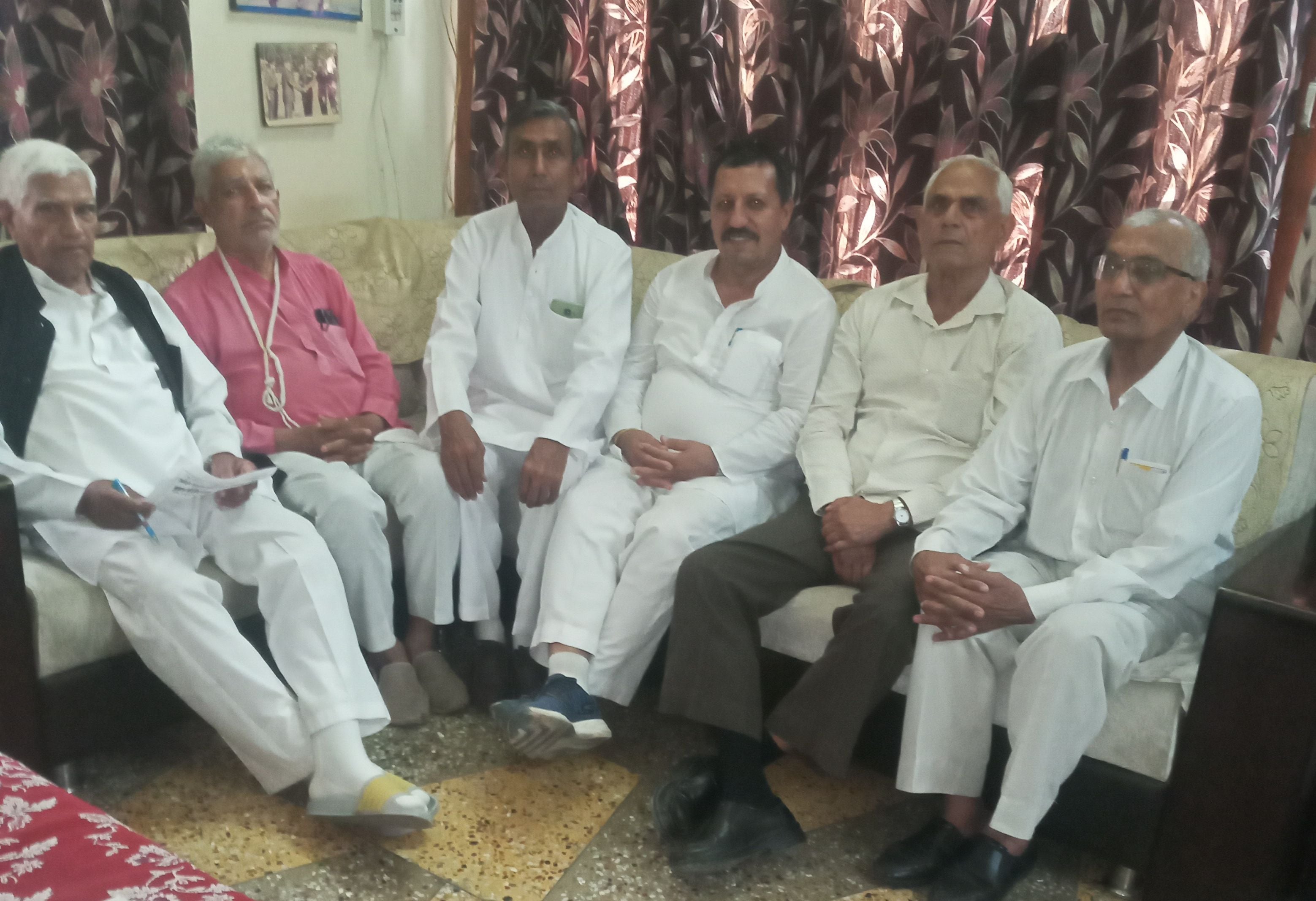 20जेएनडी22 : बैठक में भाग लेते वरिष्ठ नागरिक। स्रोत स्वयं। 20जेएनडी22 : बैठक में भाग लेते वरिष्ठ नागरिक। स्रोत स्वयं।