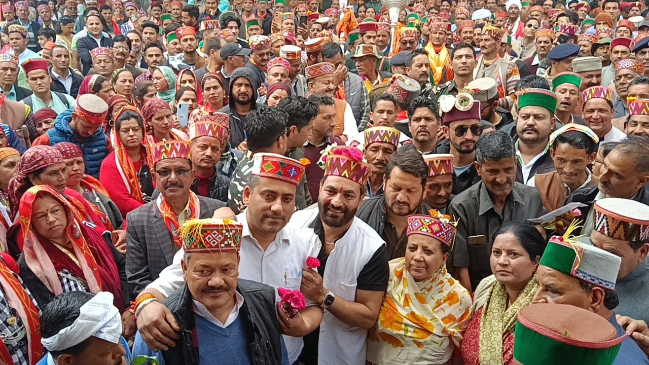 कुल्लू के सैंज घाटी के बनोगी देहूरी गांव में रविवार को हजारों लोगों की उपस्थित में देवी दुर्गा कुल्लू के सैंज घाटी के बनोगी देहूरी गांव में रविवार को हजारों लोगों की उपस्थित में देवी दुर्गा
