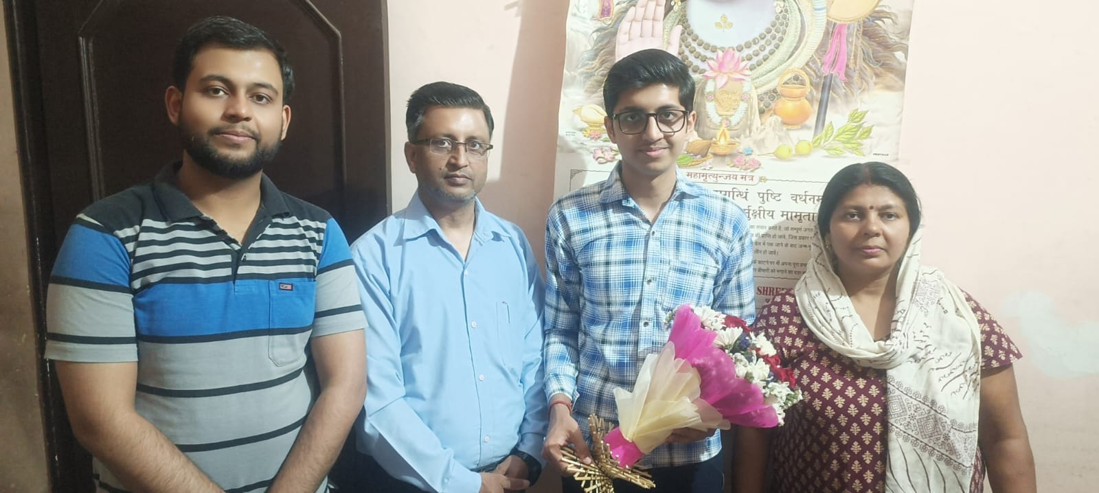 परिवार के साथ तिमोथी मंडल परिवार के साथ तिमोथी मंडल