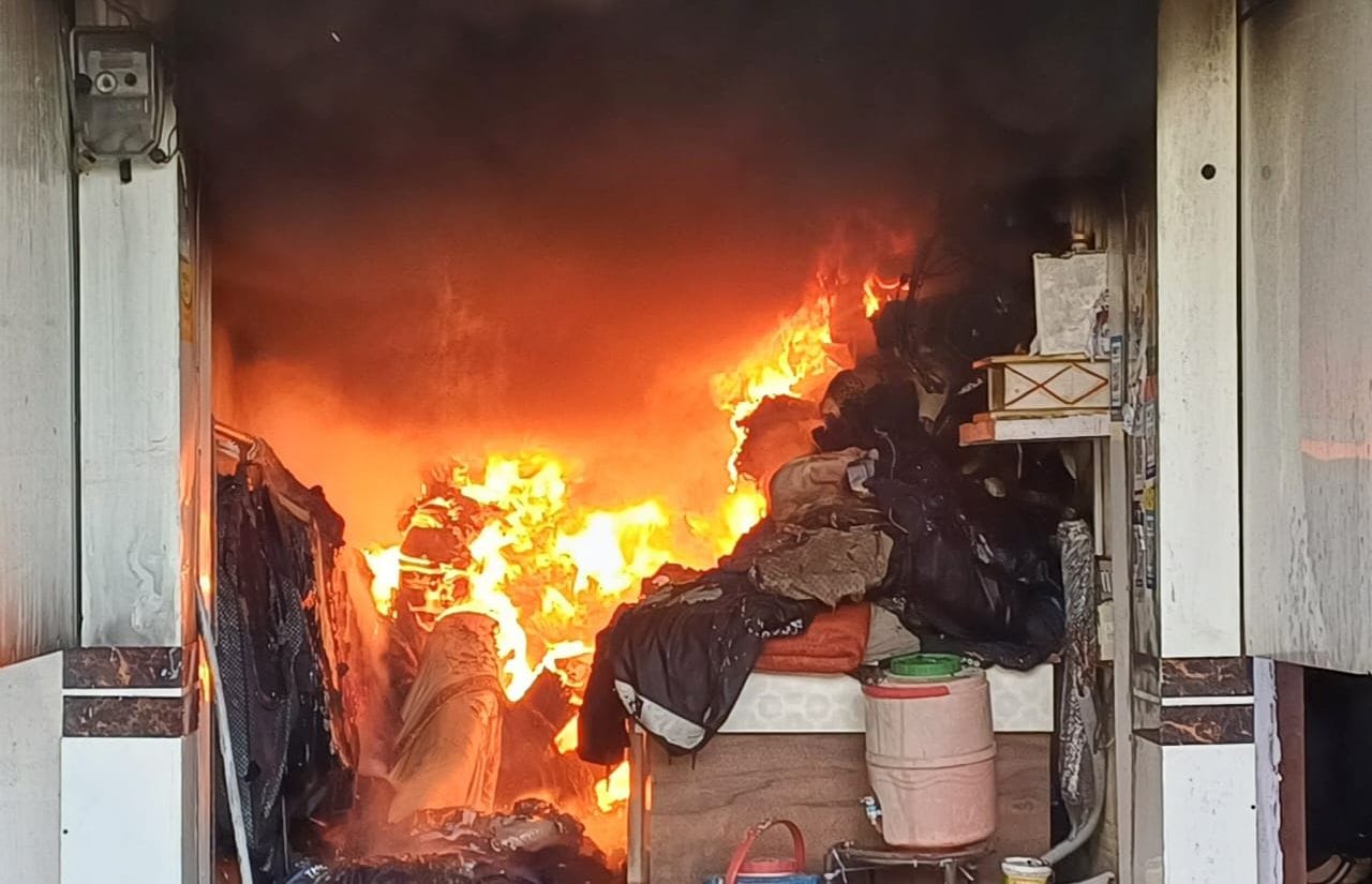 साड़ी के शोरूम में लगी आग 