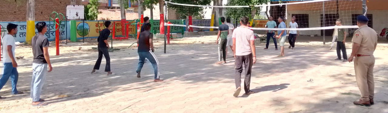 172....वालीबाल मैच में हिसा लेती गांव की टीम ।