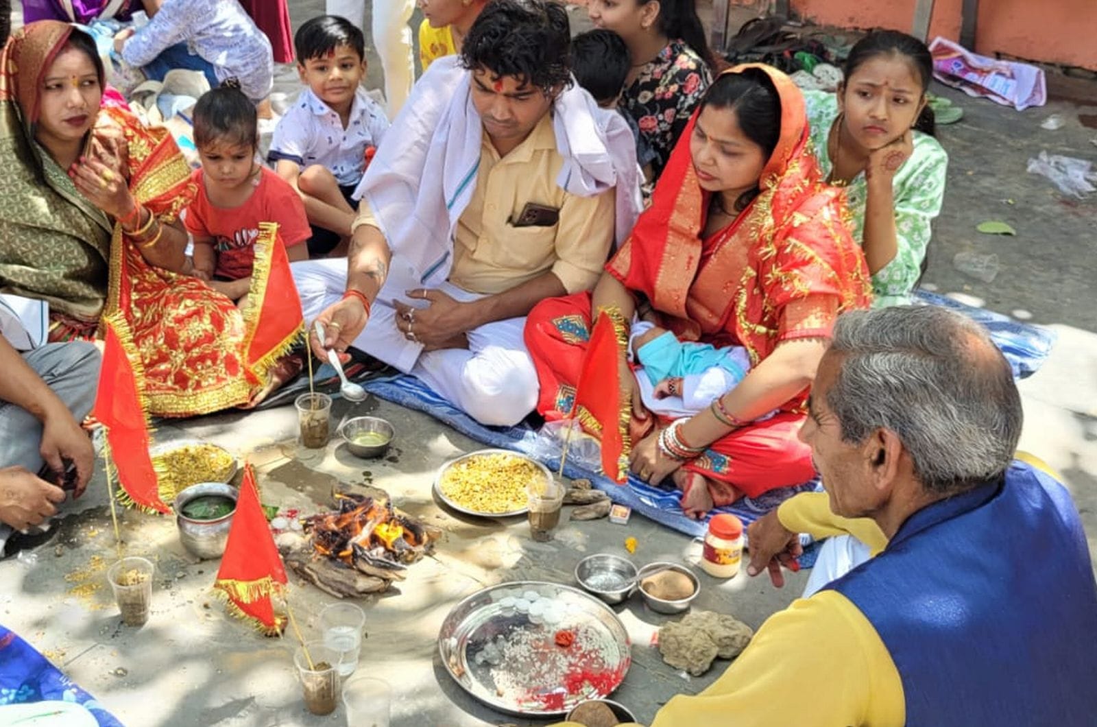 बच्चे का मुंडन संस्कार कराता परिवार।संवाद बच्चे का मुंडन संस्कार कराता परिवार।संवाद