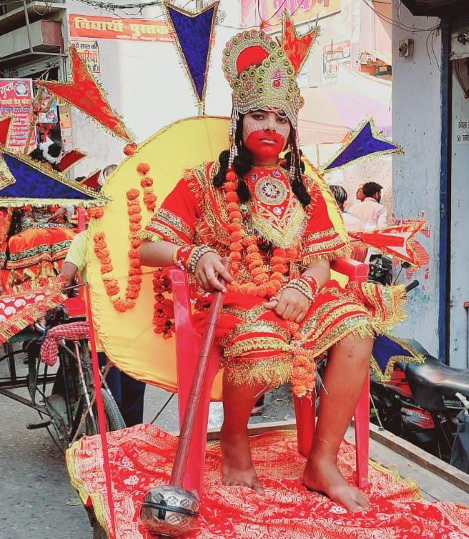 बीसलपुर में निकाली गई शोभायात्रा में शामिल झांकी ।