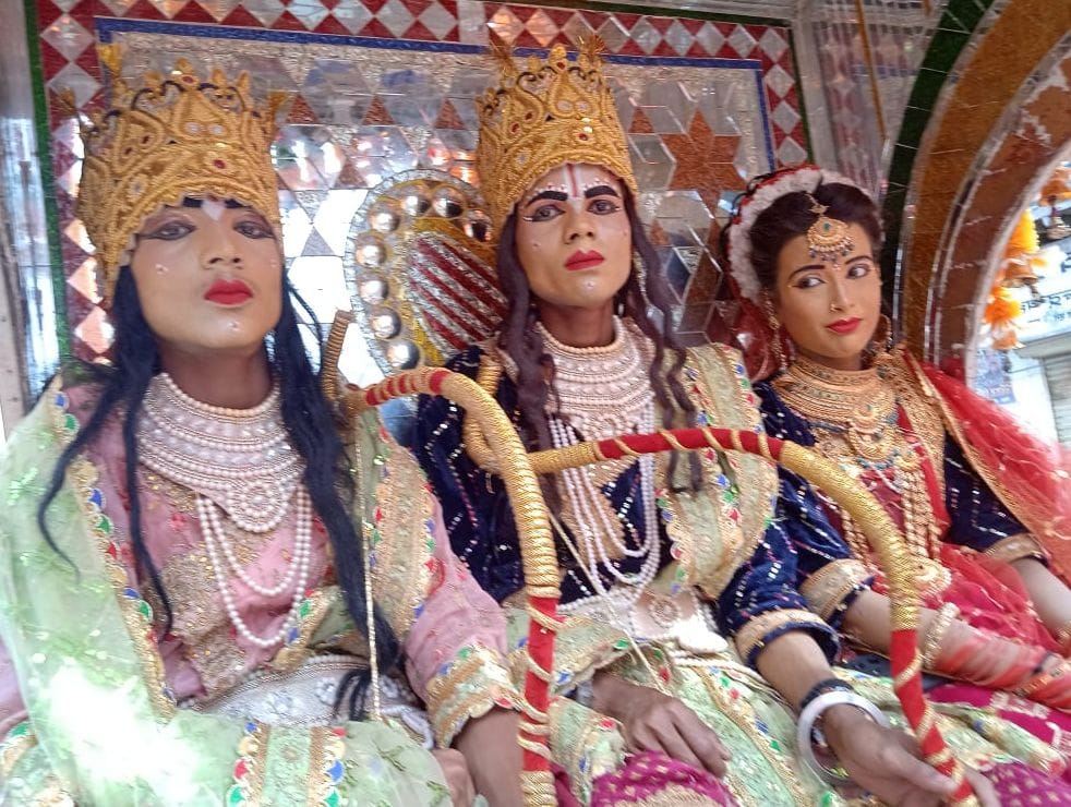 शाहजहांपुर में कलश व शोभायात्रा  में शामिल महिलाएं। संवाद