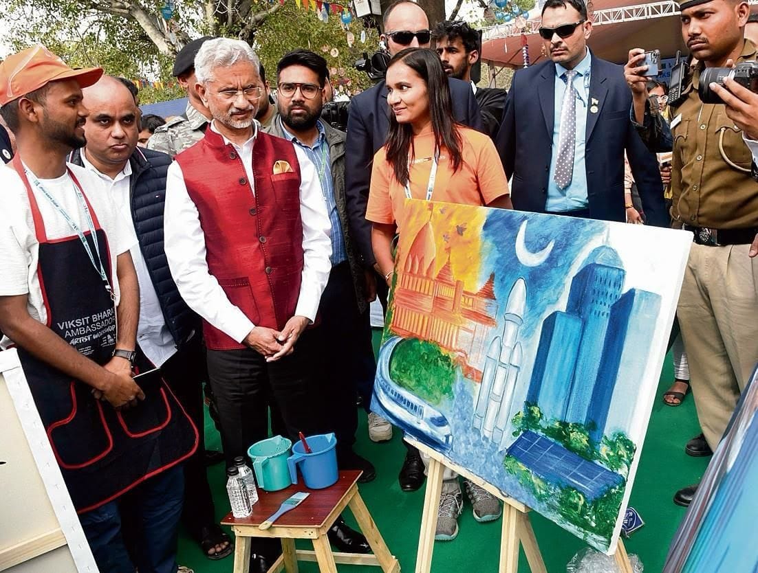 युवा चित्रकार चित्रांगदा ने 5 mm की कील पर बना दी महावीर स्वामी की पेंटिंग युवा चित्रकार चित्रांगदा ने 5 mm की कील पर बना दी महावीर स्वामी की पेंटिंग