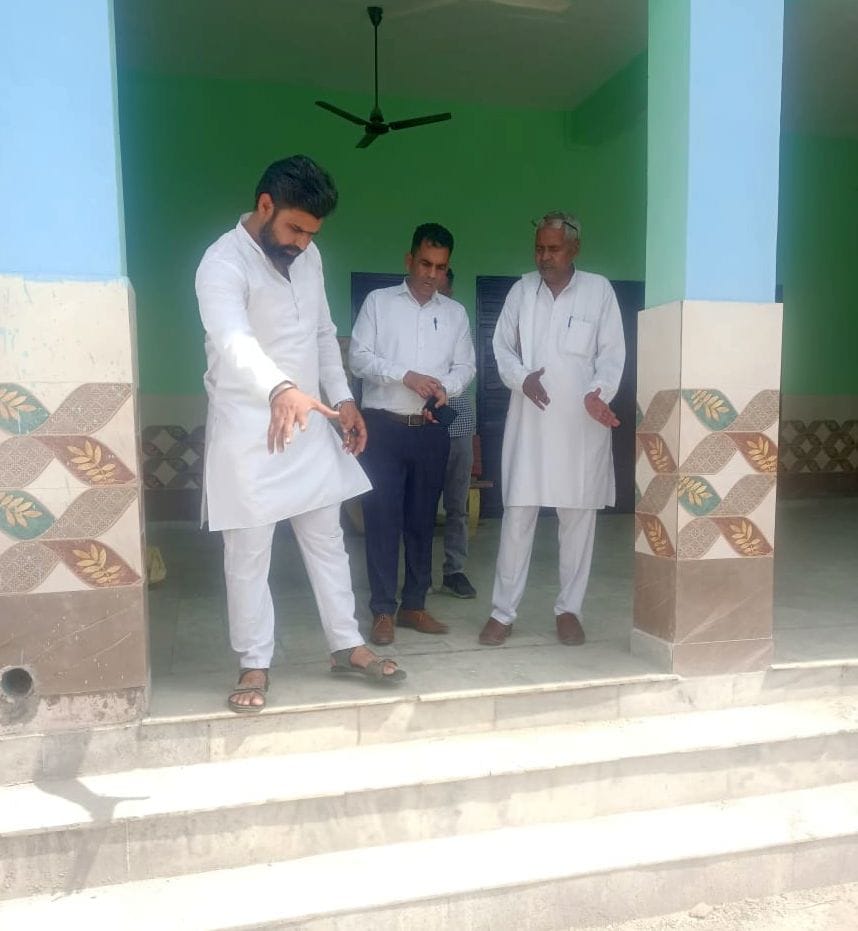 22जेएनडी14-मतदान केंद्रों का निरीक्षण करते एसडीएम गुलजार मलिक। संवाद 22जेएनडी14-मतदान केंद्रों का निरीक्षण करते एसडीएम गुलजार मलिक। संवाद